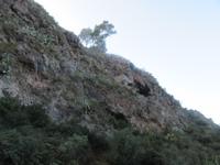 Höhle in den Felshängen von Lipari
