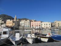 Hafen von Lipari. Das Dach mit dem weißen Schirm gehört zu unserem Hotel Villa Meligunis