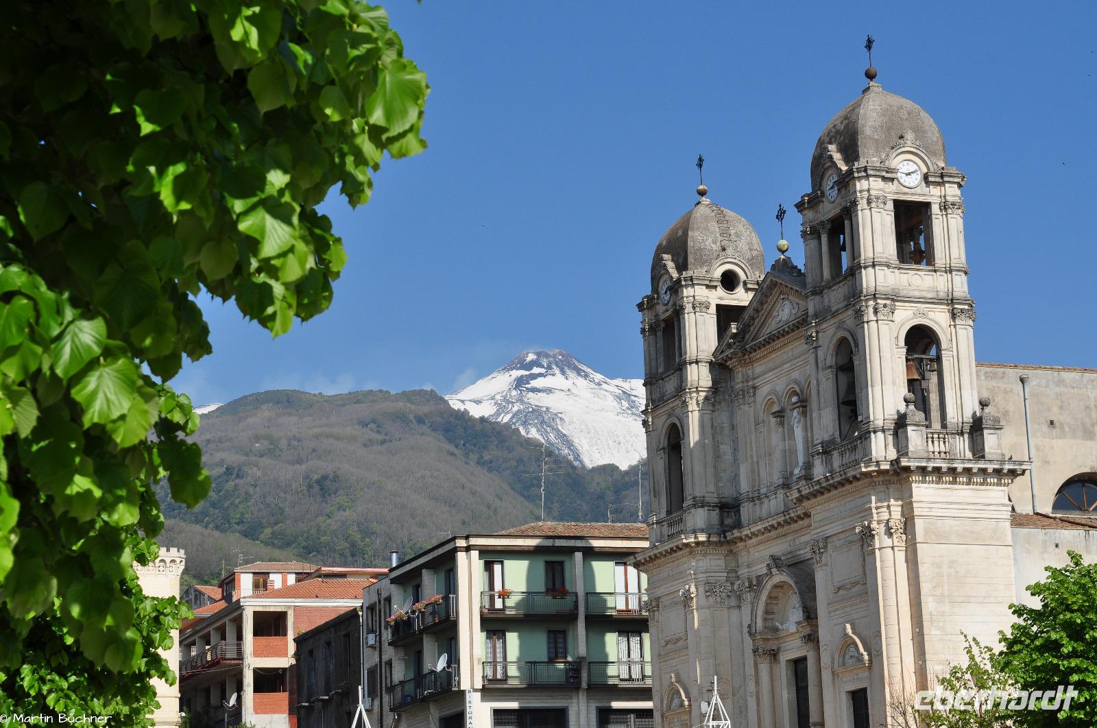 Zafferana - In der Bildmitte versteckt sich der Südostkrater des Ätna