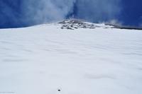 Frischer Lavabrocken auf (!) der Schneedecke, die keine 24h alt ist