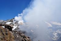 Am Zentralkrater mit deutlicher vulkanischer Aktivität