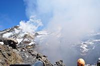 Am Zentralkrater mit deutlicher vulkanischer Aktivität