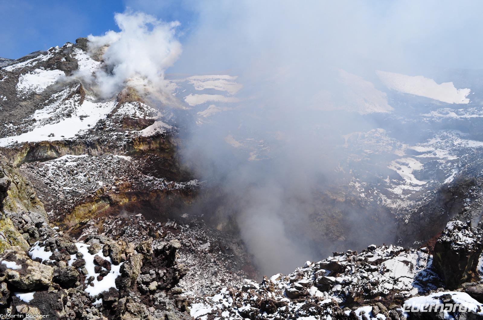 Am Zentralkrater mit deutlicher vulkanischer Aktivität