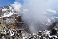 Am Zentralkrater mit deutlicher vulkanischer Aktivität