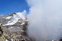 Am Zentralkrater mit deutlicher vulkanischer Aktivität