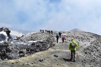 Am Zentralkrater mit deutlicher vulkanischer Aktivität - Wanderung auf dem Kraterrand