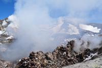 Am Zentralkrater mit deutlicher vulkanischer Aktivität - Wanderung auf dem Kraterrand