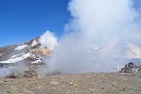 Am Zentralkrater mit deutlicher vulkanischer Aktivität - Wanderung auf dem Kraterrand