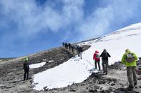 Am Zentralkrater mit deutlicher vulkanischer Aktivität - Wanderung auf dem Kraterrand