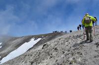 Am Zentralkrater mit deutlicher vulkanischer Aktivität - Wanderung auf dem Kraterrand
