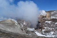 Am Zentralkrater mit deutlicher vulkanischer Aktivität - Wanderung auf dem Kraterrand