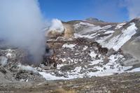Am Zentralkrater mit deutlicher vulkanischer Aktivität - Wanderung auf dem Kraterrand