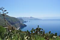 Quattrocchi, Lipari - rechts auf der Höhe der Insel Vulcano ist der Ätna zu erkennen (!)