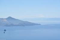 Quattrocchi, Lipari - rechts auf der Höhe der Insel Vulcano ist der Ätna zu erkennen (!)