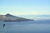 Quattrocchi, Lipari - rechts auf der Höhe der Insel Vulcano ist der Ätna zu erkennen (!)