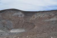 Wanderung am Gran Cratere, Vulcano - Man beachte die Personen auf dem Kraterrand