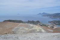Gipfel des Gran Cratere, Vulcano - Blick nach Alicudi, Filicudi, Salina und Lipari