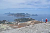 Gipfel des Gran Cratere, Vulcano - Blick nach Salin, Lipari, Panarea und Stromboli