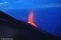 Eruption am Gipfelgrat des Stromboli