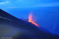 Eruption am Gipfelgrat des Stromboli