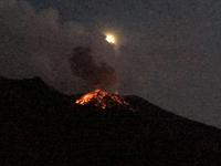 Lava am Krater des Stromboli