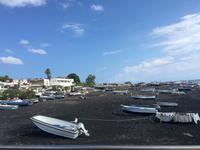 Schwarzer Strand im Hafen von Stromboli