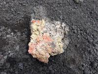 Von Schwefeldämpfen eingefärbtes Gestein auf dem Ätna