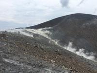 Schwefeldämpfe am Krater