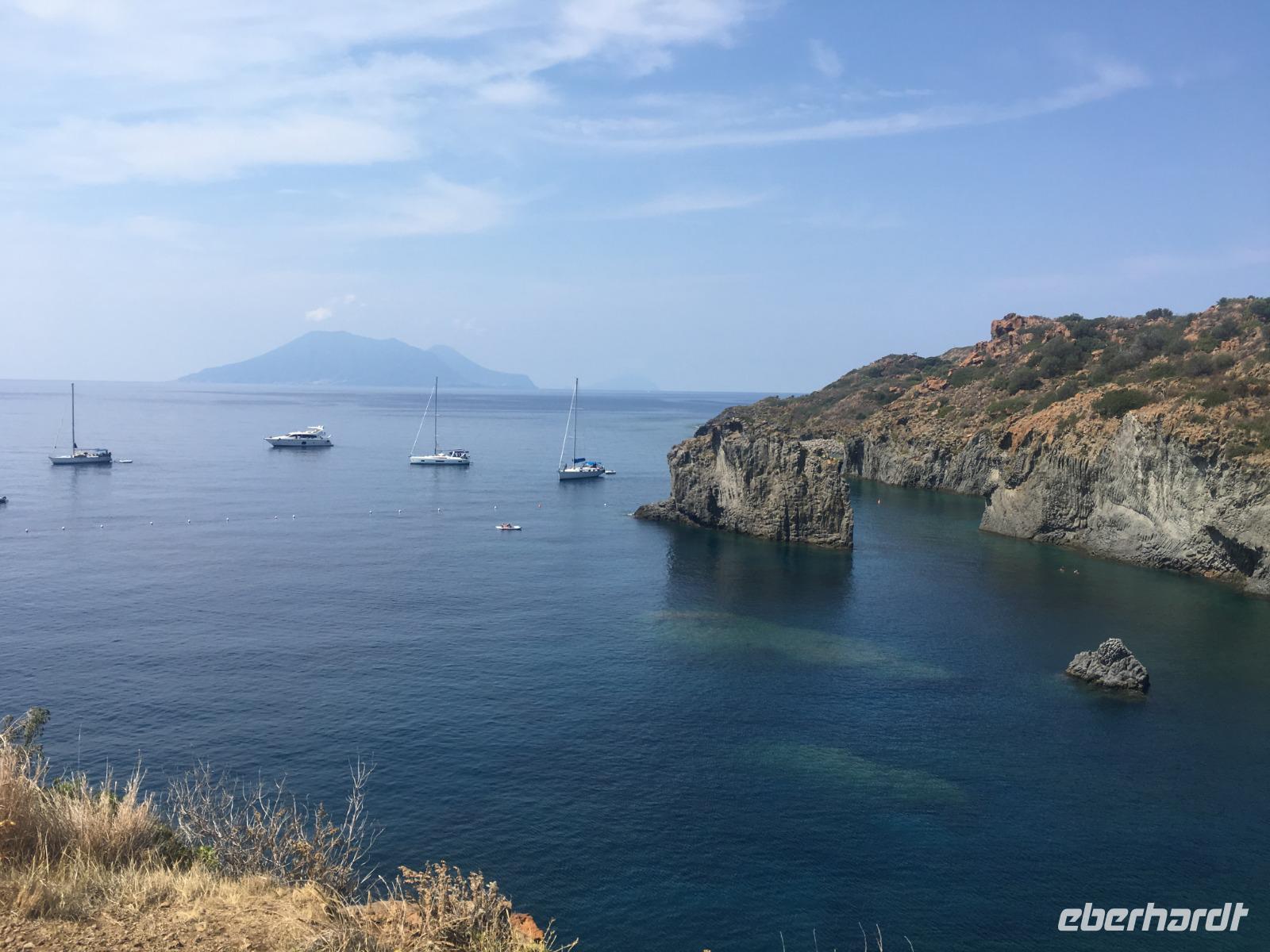 Yachten in der Bucht von Cala Junco