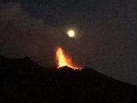 Funken über dem Krater des Stromboli