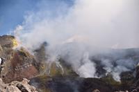 Eruptionen und Rauchwolken im Ätnakrater