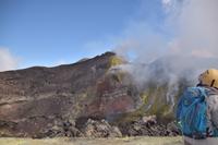 Schwefelbänderrung  an der Kraterwand