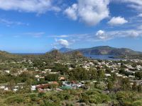 4. Reisetag – Tagesausflug zur Insel Vulcano – Kraterwanderung – Im Hintergrund Lipari