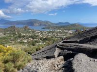 4. Reisetag – Tagesausflug zur Insel Vulcano – Kraterwanderung – Im Hintergrund Lipari