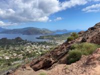 4. Reisetag – Tagesausflug zur Insel Vulcano – Kraterwanderung – Im Hintergrund Lipari