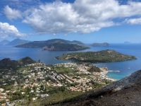 4. Reisetag – Tagesausflug zur Insel Vulcano – Kraterwanderung – Im Hintergrund Lipari
