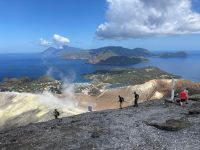 4. Reisetag – Tagesausflug zur Insel Vulcano – Kraterwanderung – Im Hintergrund Lipari