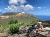 4. Reisetag – Tagesausflug zur Insel Vulcano – Inselrundfahrt mit Fotostopps – Eberhardt-Reisebär vor dem Krater