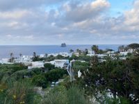 5. Reisetag – Abendspaziergang auf Stromboli zur Pizzeria im alten Observatorium – Blick zur Insel Strombolicchio