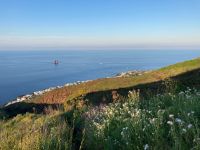 6. Tag – Wanderung zur Vulkanbeobachtung auf Stromboli – Blick zum Ort und zur Felseninsel Strombolicchio