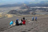 Pause mit Blick auf die Silvestri-Krater