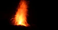 Eindrücke von Stromboli-Ausbrüchen bei Nacht