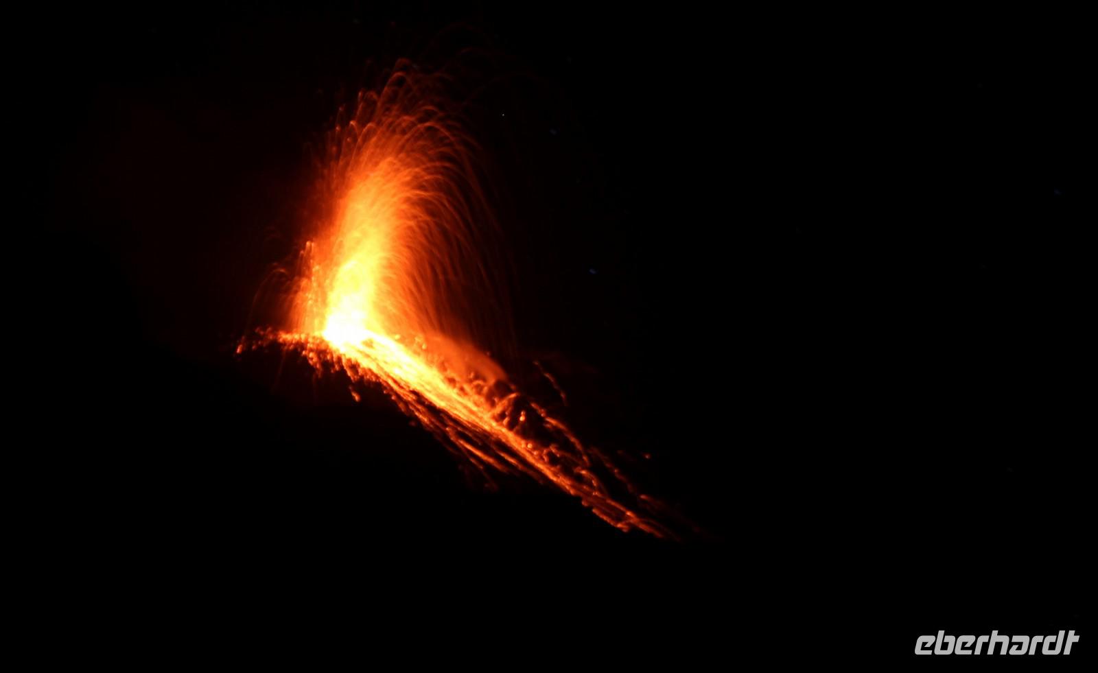 Eindrücke von Stromboli-Ausbrüchen bei Nacht