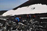 Querung eines aschebedeckten Schneefeldes