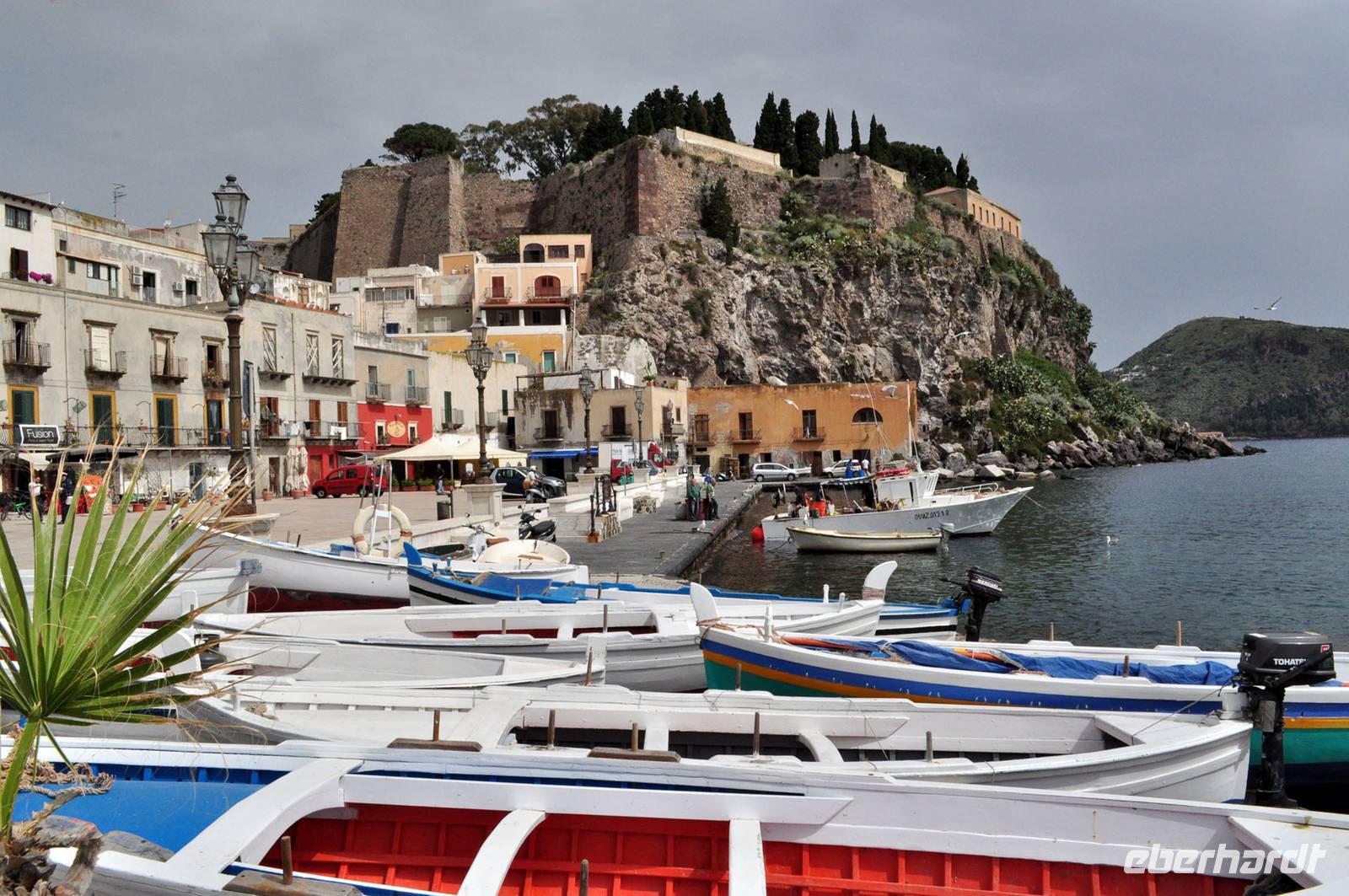 Lipari - der Burgberg und die Marina Corta