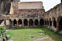 Normannischer Kreuzgang mit antiken Säulen auf dem Burgberg von Lipari 