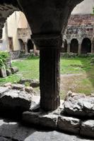 Normannischer Kreuzgang mit antiken Säulen auf dem Burgberg von Lipari 