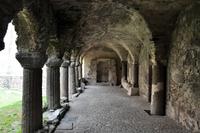 Normannischer Kreuzgang mit antiken Säulen auf dem Burgberg von Lipari 