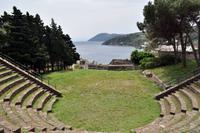 Wiedererrichtetes Amphitheater auf dem Burgberg von Lipari Stadt