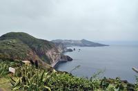 Lipari - Quattrocchi Point - Im Hintegrund Vulcano mit dem Gran Cratere